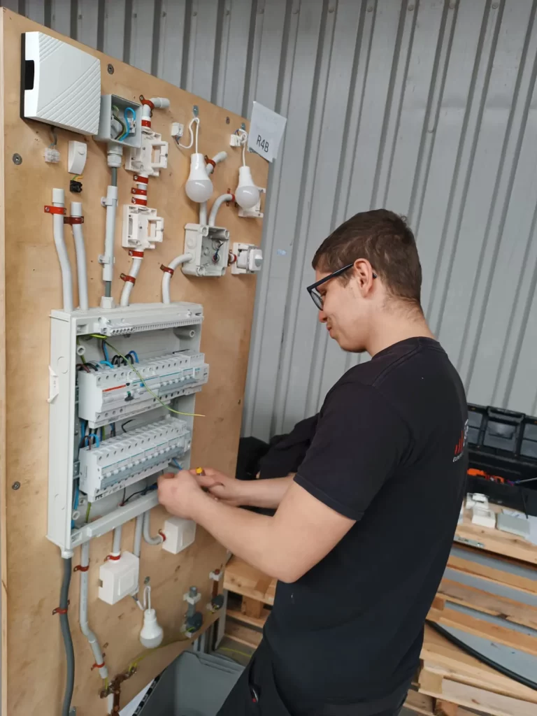 Student Kenji Debakker van Duaal Leren bij Syntra, finalist van Electro Brain+